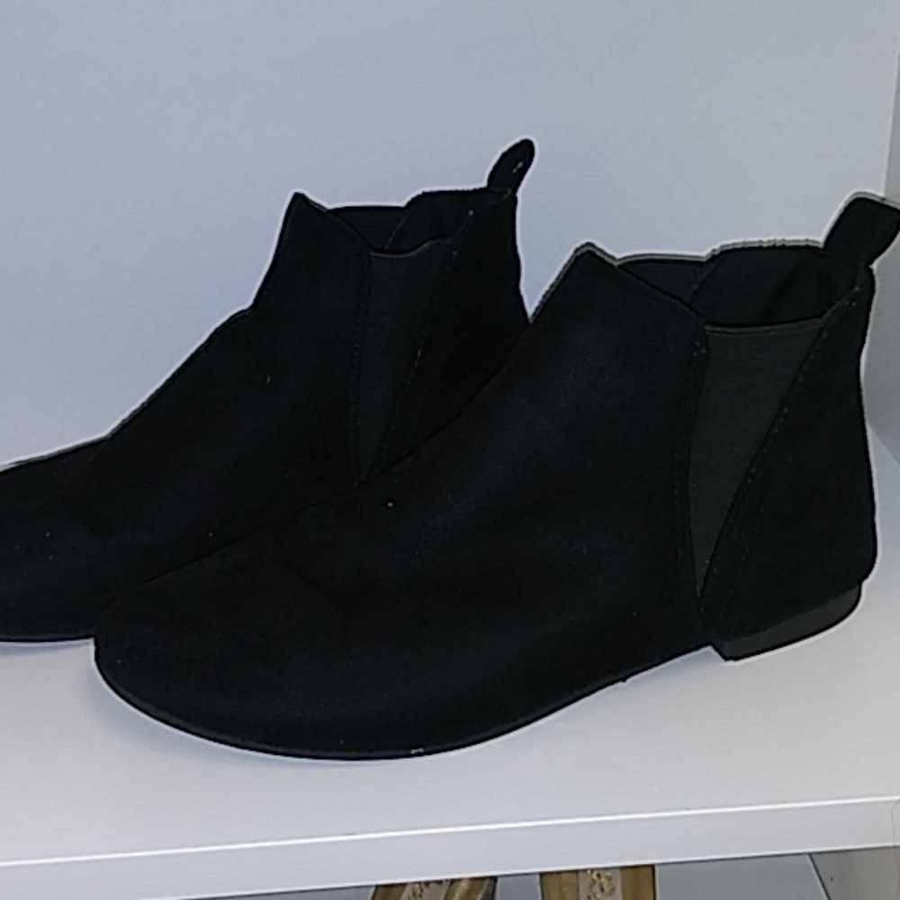 Boots - Picture 3 of 4